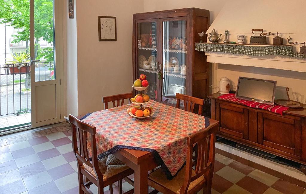 jadalnia ze stołem i owocami w obiekcie 4 Bedroom Lovely Home In Atessa w mieście Atessa
