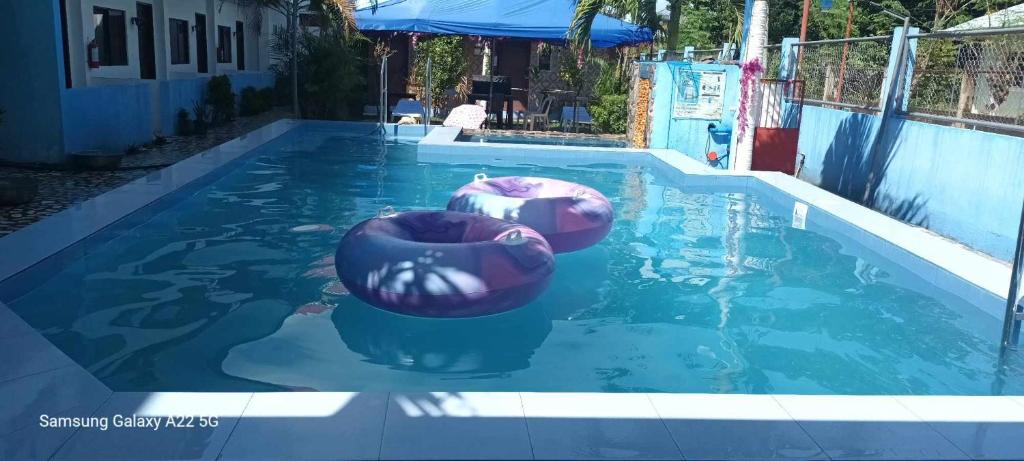 een leeg zwembad met twee ballen in het water bij PEDRO'S RESORT in Panglao