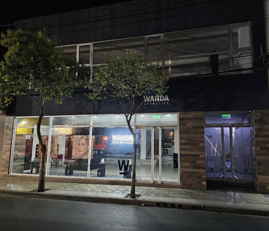 un escaparate de una tienda de ropa por la noche en Adriatica Apartamentos en San Luis