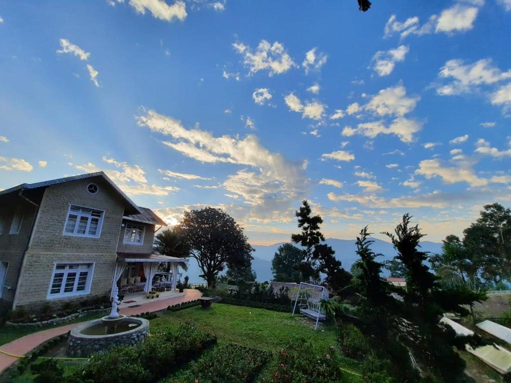 a house with a view of the ocean at Aaravi Garden Homestay in Kalimpong