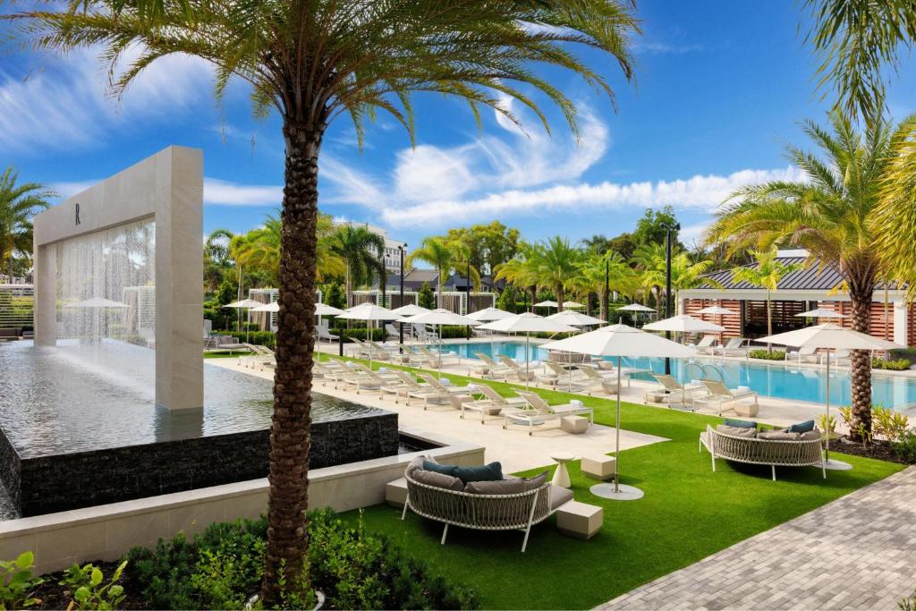 uma imagem de um resort com piscina e palmeiras em Renaissance Boca Raton Hotel em Boca Raton