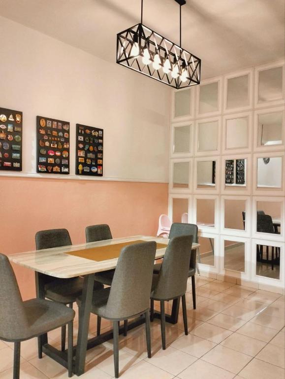 een eetkamer met een tafel en stoelen bij SinggahSana Homestay Pasir Mas in Pasir Mas