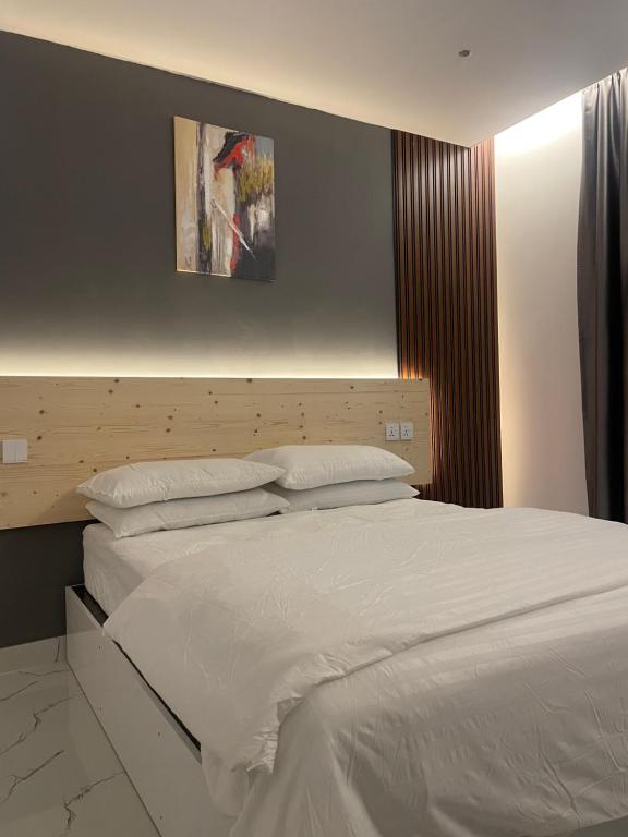 - une chambre dotée d'un grand lit avec des draps et des oreillers blancs dans l'établissement Garden Kanditheemu, à Kanditheemu