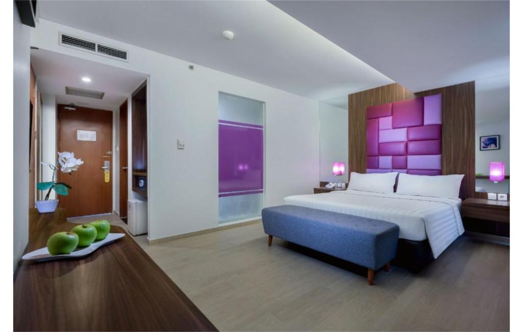 Letto o letti in una camera di Quest Hotel Darmo - Surabaya by ASTON
