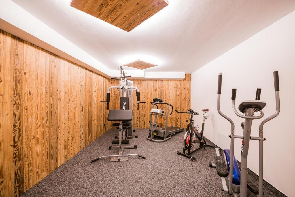 Fitness centrum a/nebo fitness zařízení v ubytování Hotel Laurin