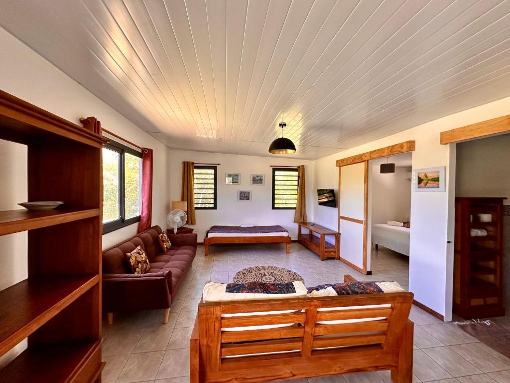 Postel nebo postele na pokoji v ubytování Maison TuiMatai, plage blanc privé vue sur Tahiti