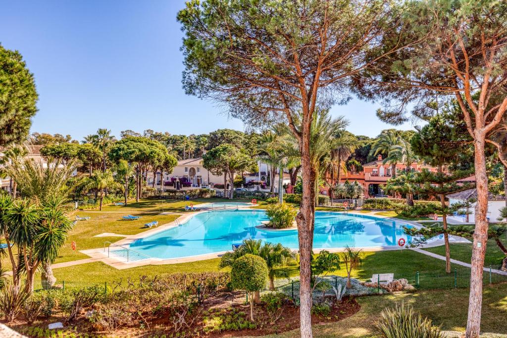 een luchtzicht op een zwembad met bomen bij Life El Presidente Penthouse Pool View in Estepona