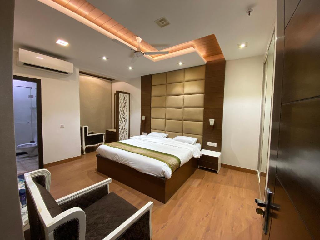 1 dormitorio con 1 cama y 1 silla en The Cradle en Noida