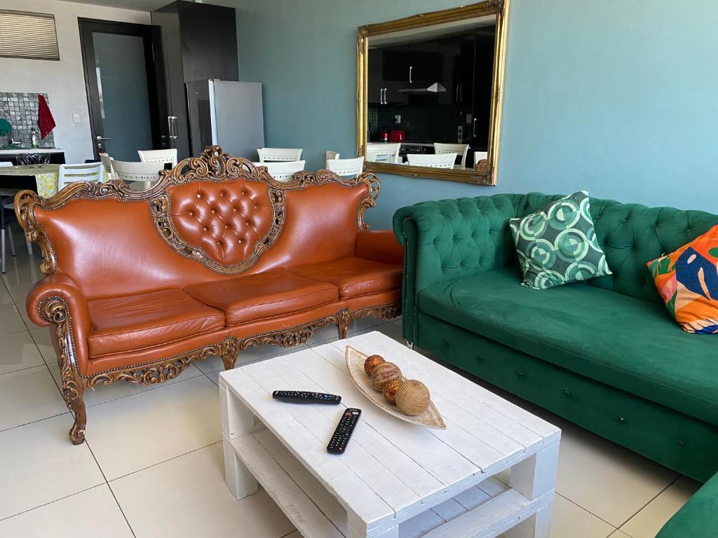 ein Wohnzimmer mit einem Sofa und einem Couchtisch in der Unterkunft 77Parlor in Windhoek