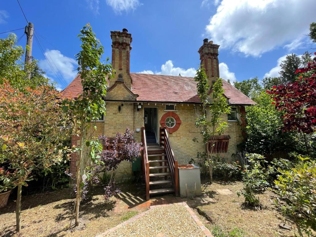 ein altes Backsteinhaus mit einer Treppe, die zur Tür führt in der Unterkunft 3 The Mews in Ryde