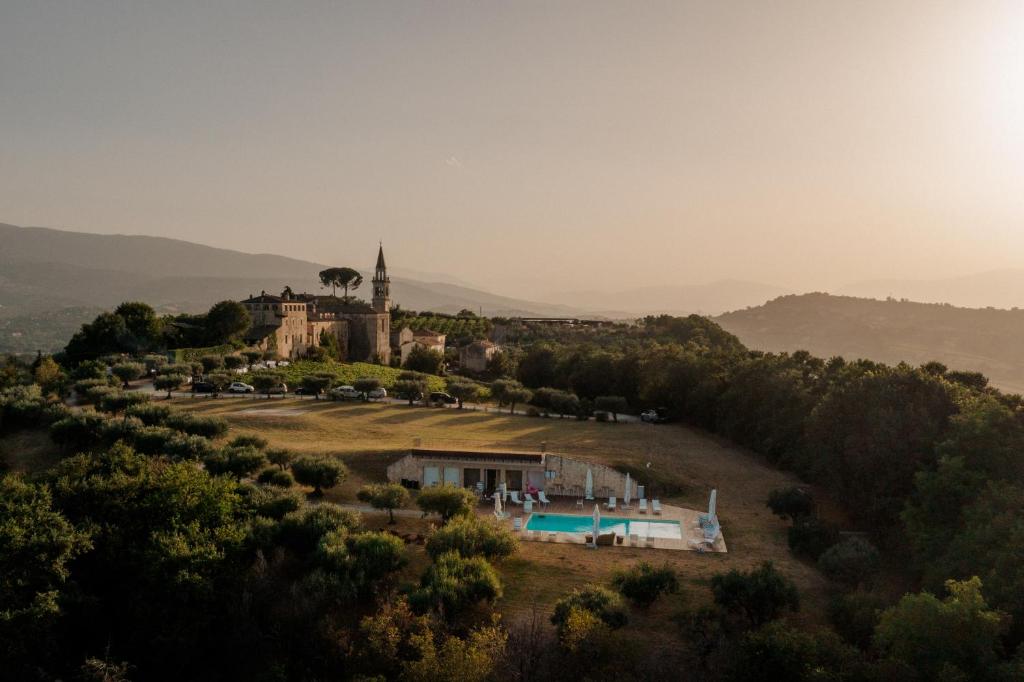 Pemandangan kolam renang di Castello Di Semivicoli atau berdekatan