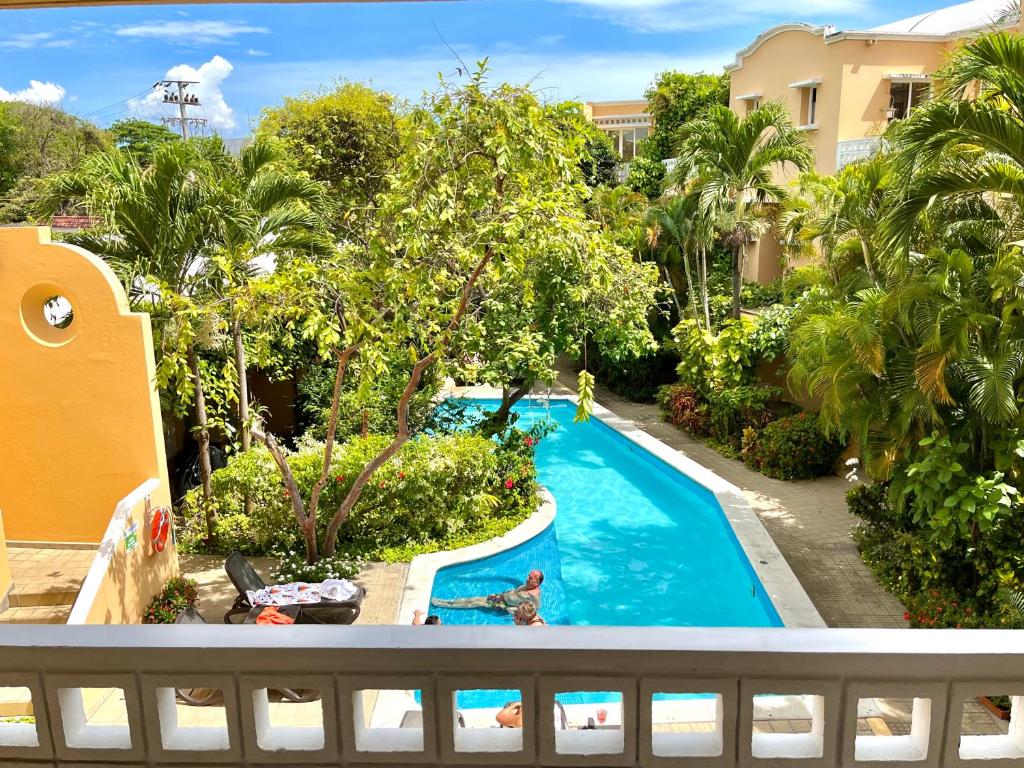 - une vue sur la piscine d'un complexe dans l'établissement Apartment in the Old City with balcony and swimming pool, à Carthagène des Indes