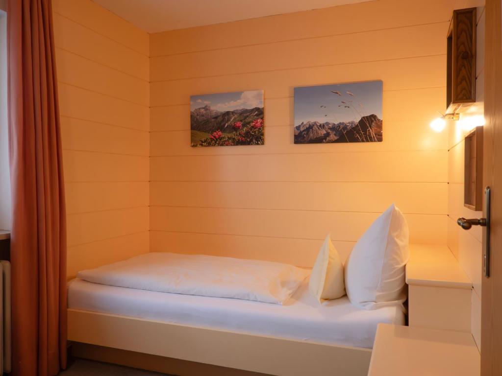 Postel nebo postele na pokoji v ubytování Hotel Alpensonne