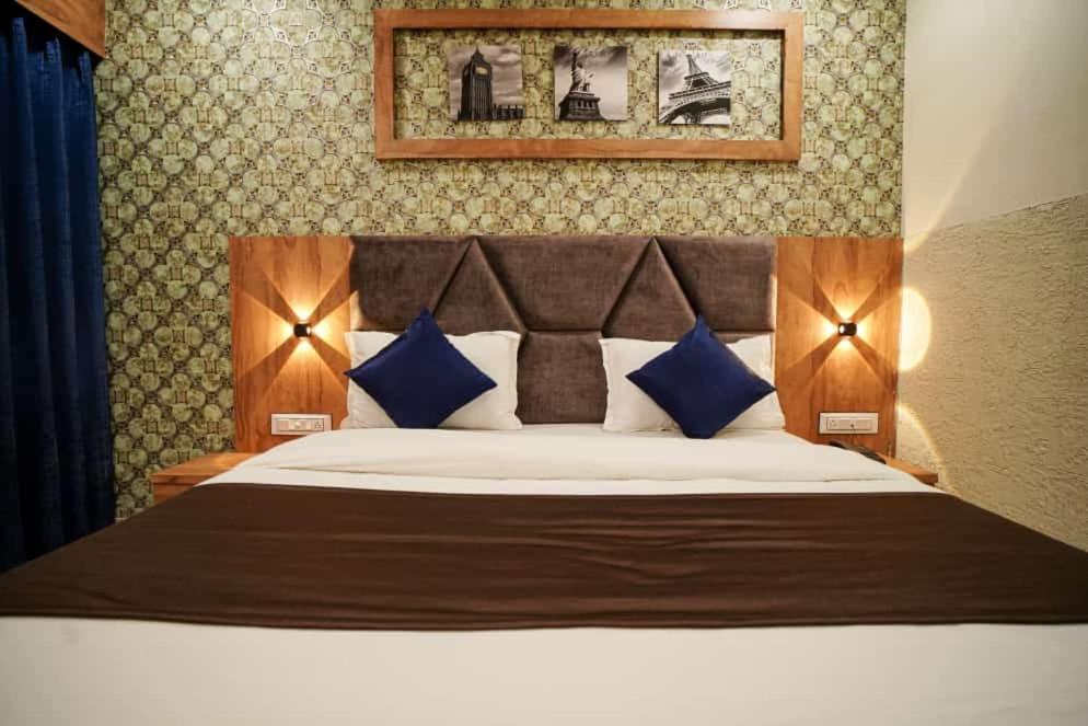 Postel nebo postele na pokoji v ubytování Hotel Mahaveer