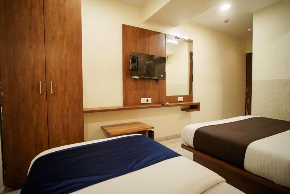 Postel nebo postele na pokoji v ubytování Hotel Mahaveer