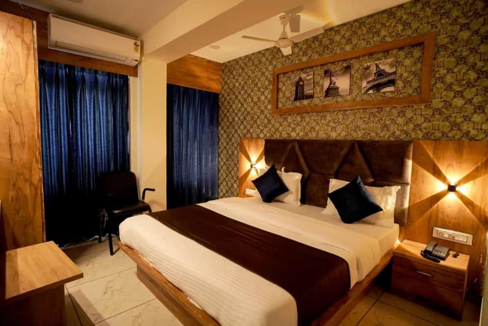 Postel nebo postele na pokoji v ubytování Hotel Mahaveer