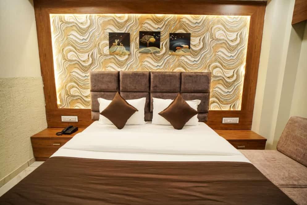 Postel nebo postele na pokoji v ubytování Hotel Mahaveer