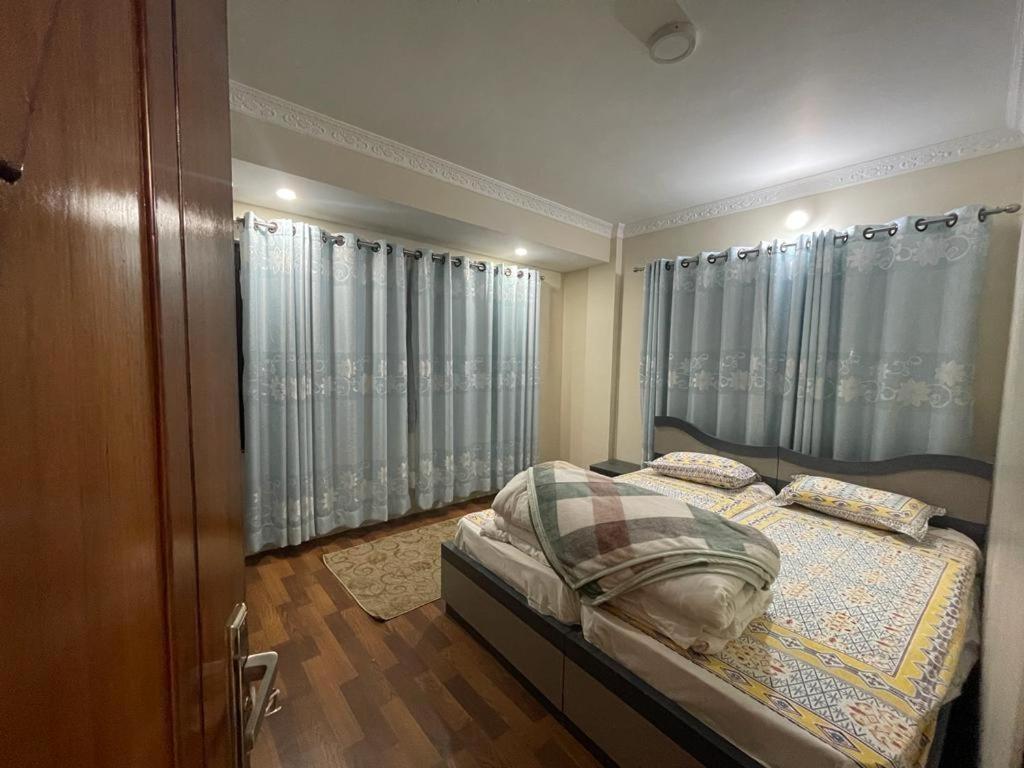 Tempat tidur dalam kamar di Basistha Home