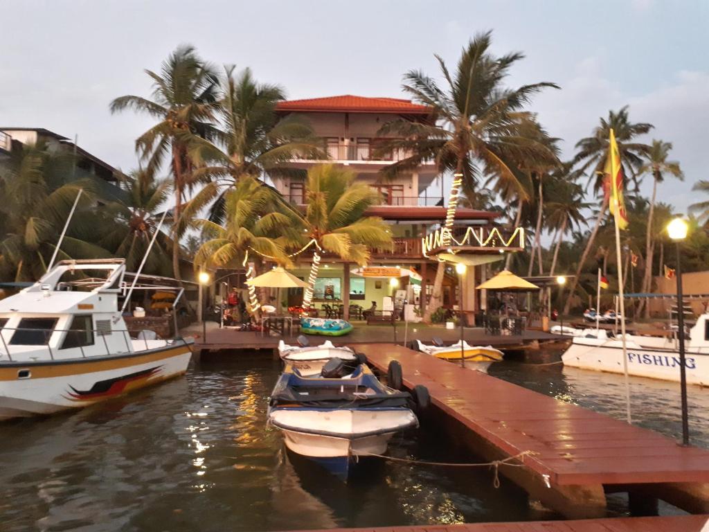 een groep boten is aangemeerd in een jachthaven bij Malu Banna in Aluthgama