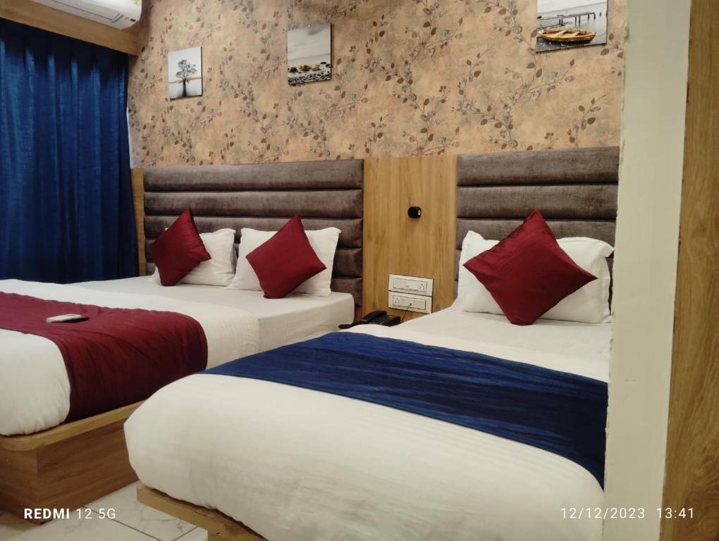 Postel nebo postele na pokoji v ubytování Hotel Mahaveer