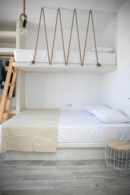 Postel nebo postele na pokoji v ubytování White Nadora Naxos Villa