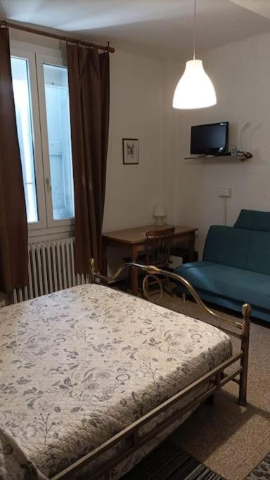 ein Wohnzimmer mit einem Bett und einem Sofa in der Unterkunft Bilocale Del Borgo - SELF CHECKIN H24 in Bologna