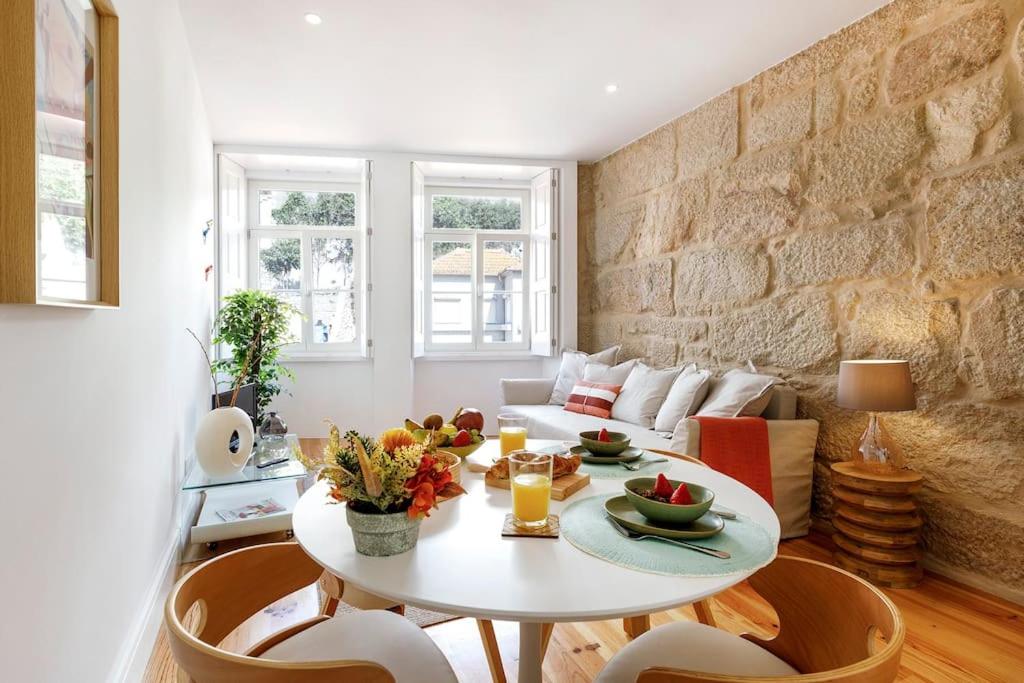- un salon avec une table et un canapé dans l'établissement Oporto Cosy Apartment, à Porto