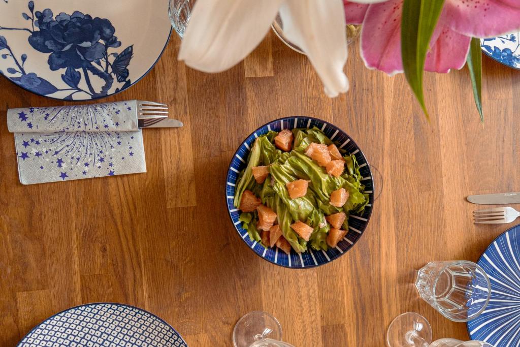 une assiette de nourriture sur une table avec une salade dans l'établissement Le gite la mélusine avec Jacuzzi, à Audrieu