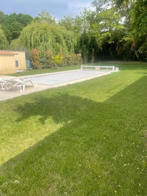 Der Swimmingpool an oder in der N&auml;he von Villa de vacances avec piscine privative chauff&eacute;e