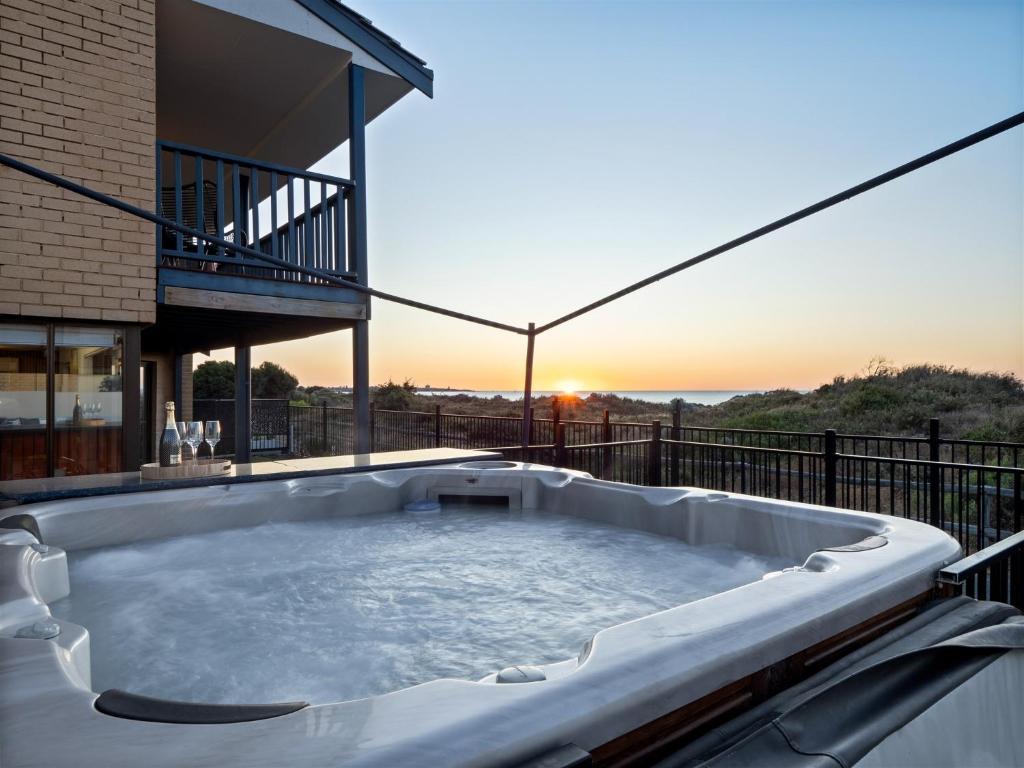 Apartment ModernBeachfront 4bed Pet friendlySpa, Mandurah