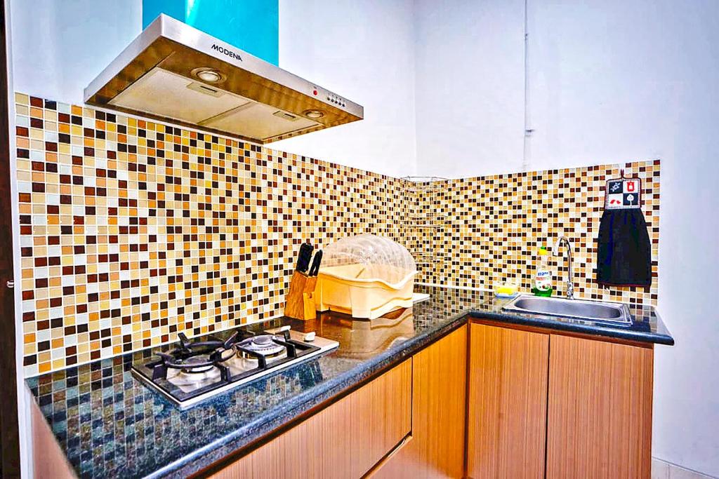 Kuchyň nebo kuchyňský kout v ubytování Jambuluwuk Residence Pakubuwono