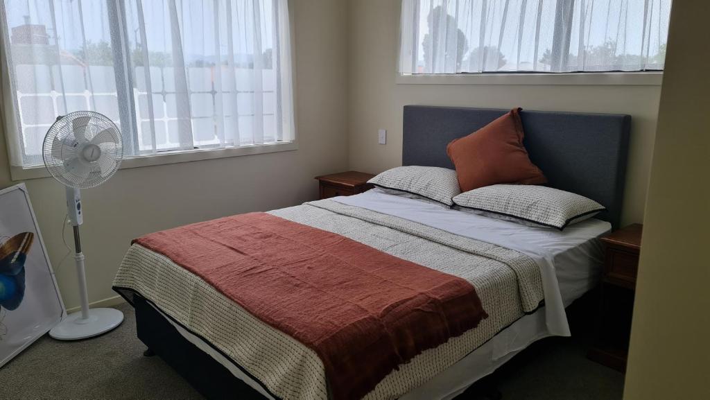 Postel nebo postele na pokoji v ubytování 3 bedroom home away from home in Palmerston North