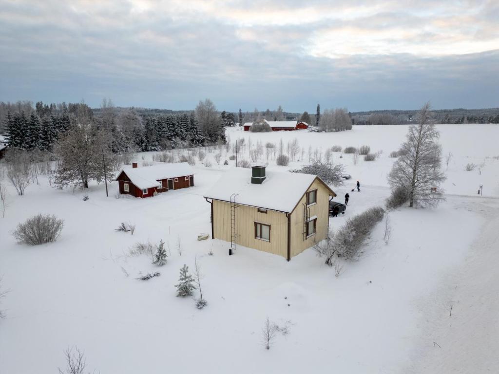 - une vue aérienne sur une maison dans la neige dans l'établissement Beekeepers House, à Ruovesi
