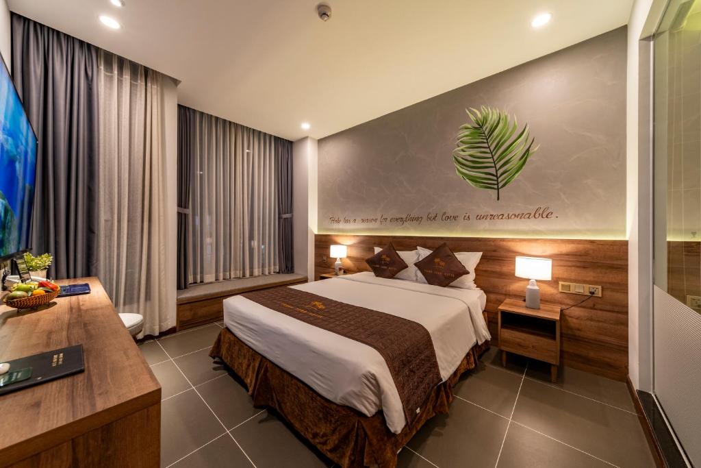 Thanh Long Hotel - Bach Dang في مدينة هوشي منه: غرفة في الفندق مع سرير ومكتب