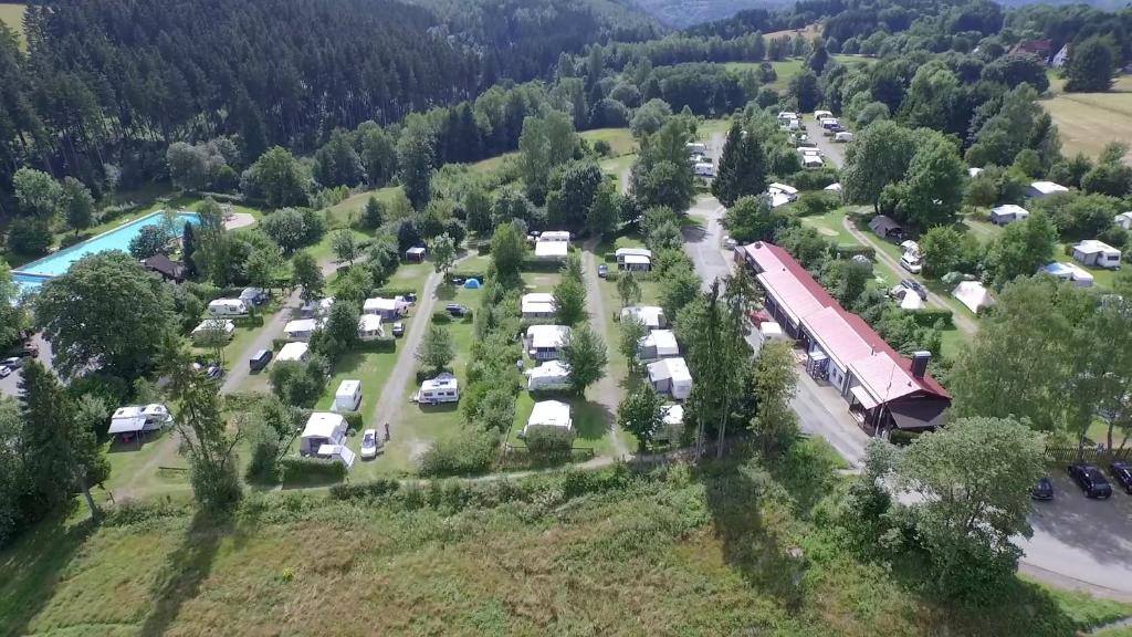 an aerial view of a campground with parked vehicles at Campingplatz Am Bärenbache in Braunlage
