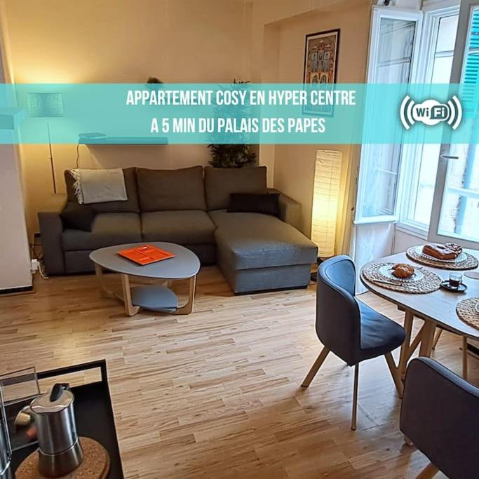 un salon avec un canapé et une table dans l'établissement * Le Biou * Hyper Centre D'Avignon, à Avignon