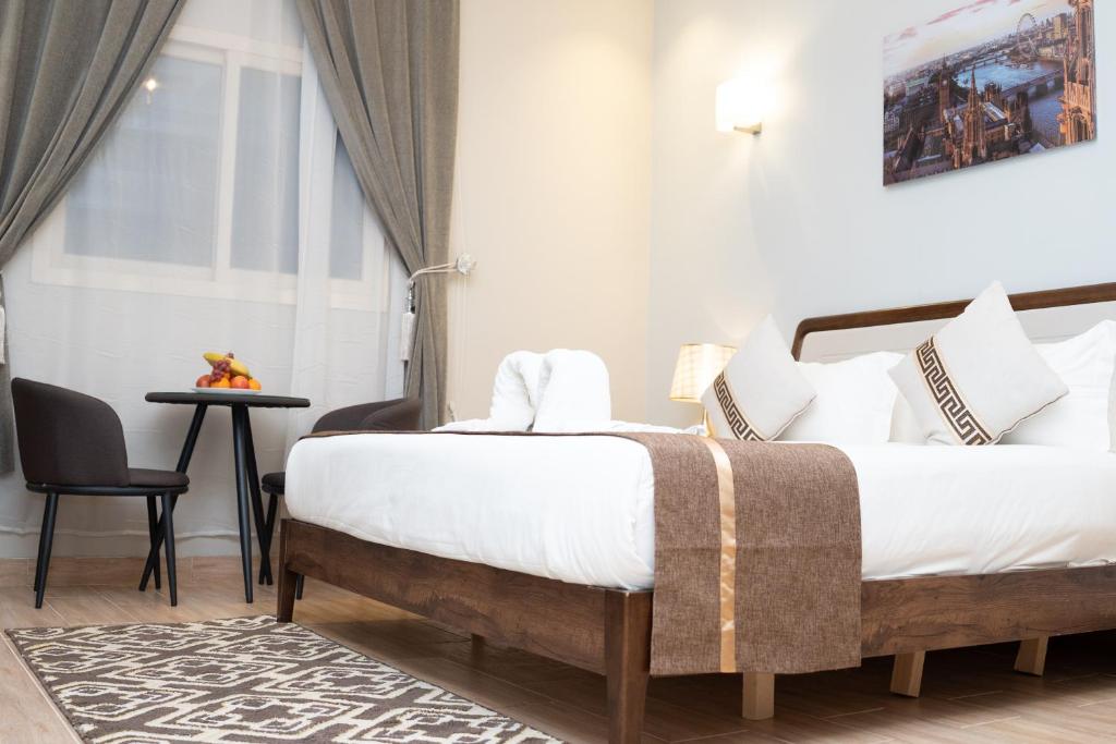 Postel nebo postele na pokoji v ubytování Landmark Hotel Suites