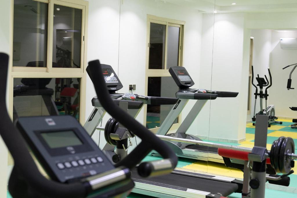Fitness centrum a/nebo fitness zařízení v ubytování Landmark Hotel Suites