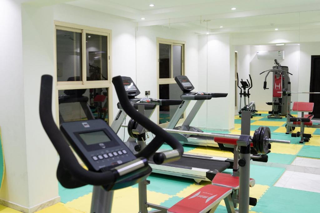 Fitness centrum a/nebo fitness zařízení v ubytování Landmark Hotel Suites