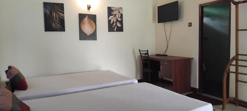 Postel nebo postele na pokoji v ubytování Hansika Guest Inn