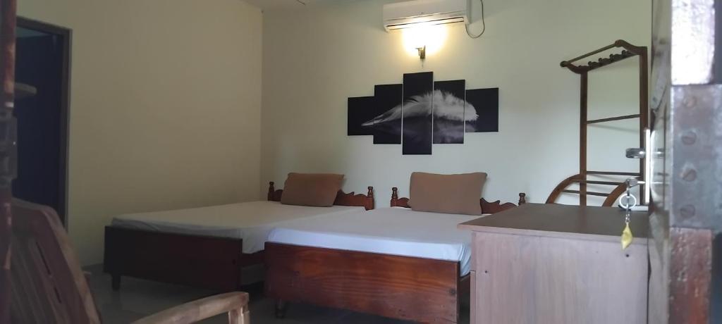 En eller flere senge i et værelse på Hansika Guest Inn