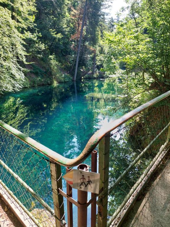 un tubo su un ponte sopra un fiume di Lech Appartement a Landsberg am Lech