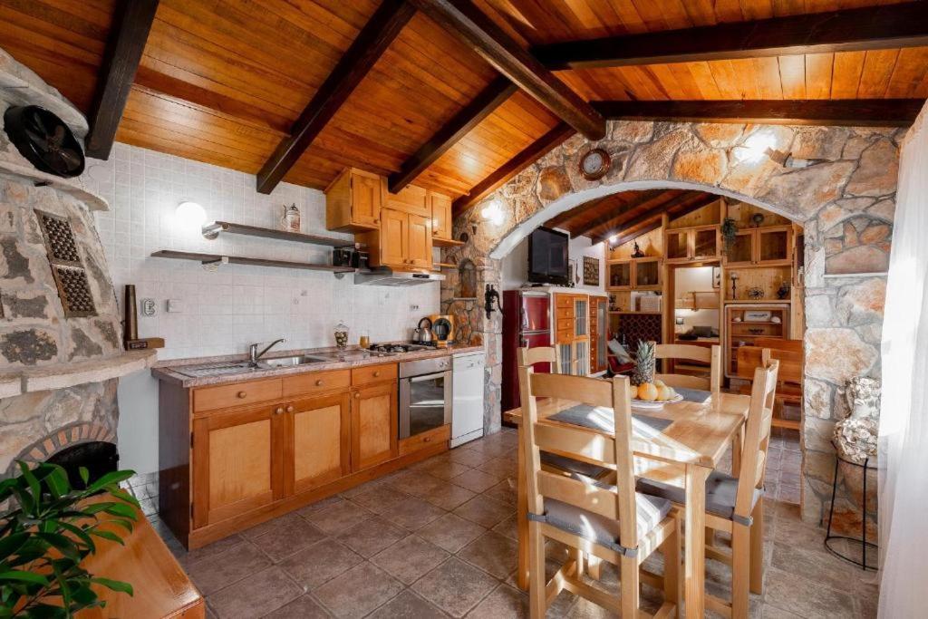 Kuchyň nebo kuchyňský kout v ubytování Stone House Anja