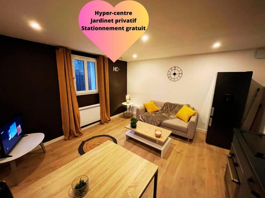 un salon avec un canapé et une table dans l'établissement VILLA GABY ~ Jardinet ~ hyper-centre, à Pau