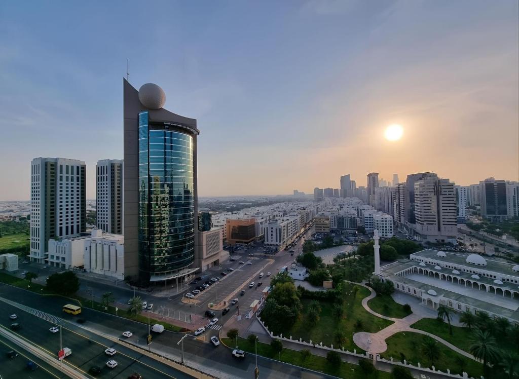 Heart of Abu Dhabi - Wonder Balcony Room في أبوظبي: اطلالة جوية على مدينة بها ناطحات سحاب