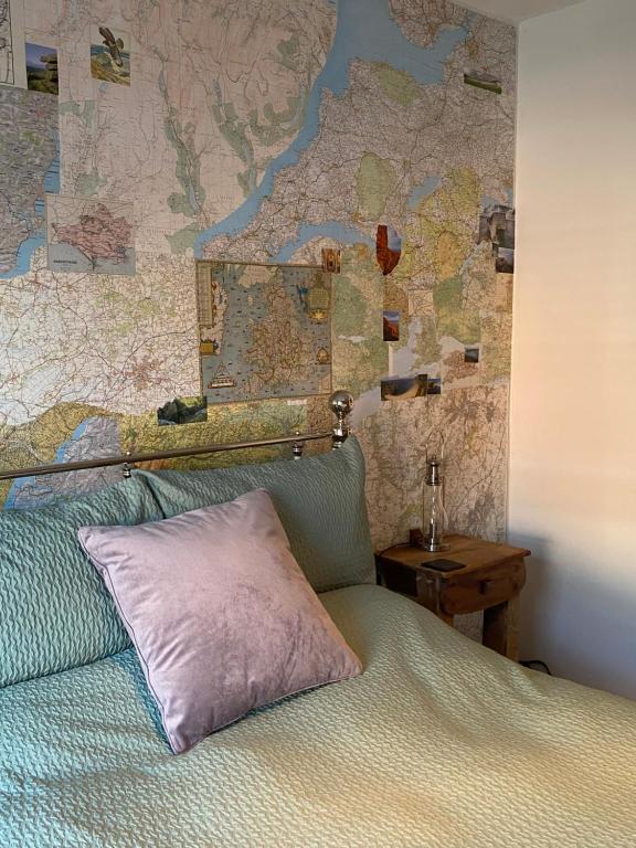 una almohada en una cama con un mapa en la pared en Fig Tree Flat - Recently Renovated en Glastonbury