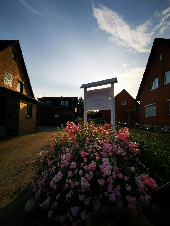 einen Blumengarten vor einem Gebäude in der Unterkunft Kleine Auszeit in Amelinghausen