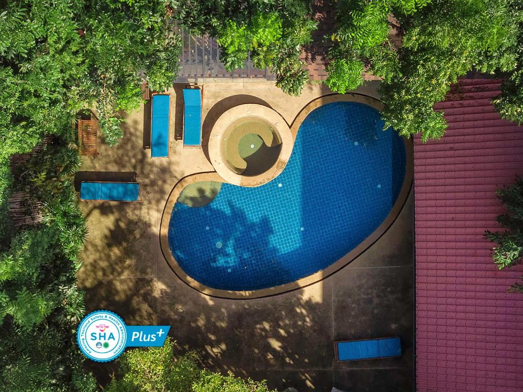 una vista aérea de una piscina con árboles en Estia Chiangmai -SHA Plus en Chiang Mai