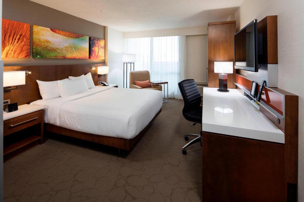 Postel nebo postele na pokoji v ubytování Delta Hotels by Marriott Winnipeg