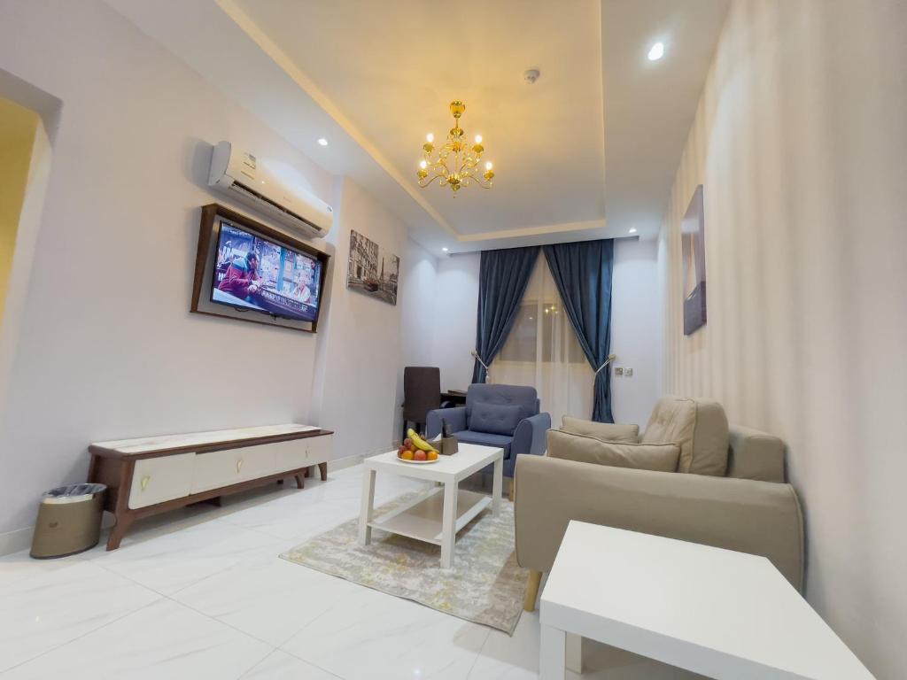 TV a/nebo společenská místnost v ubytování Landmark Hotel Suites